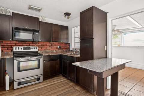House in New Port Richey, Florida 2 bedrooms, 74.88 sq.m. № 2157892 - photo 12