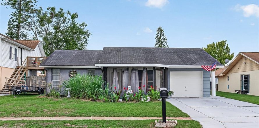House in New Port Richey, Florida 2 bedrooms, 74.88 sq.m. № 2157892