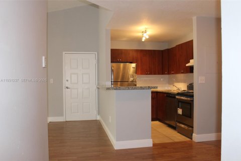 Снять в аренду кондоминиум в Хайалиа, Флорида 2 спальни, 78.78м2, № 1989799 - фото 1