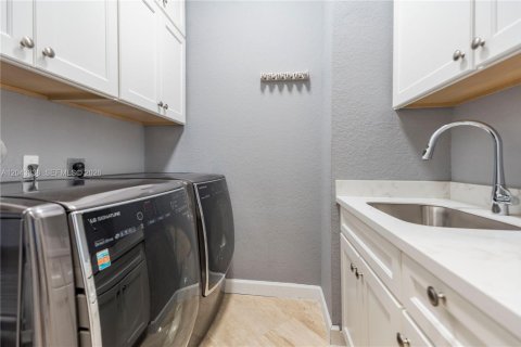 House in Miramar, Florida 5 bedrooms, 349.87 sq.m. № 2186155 - photo 14