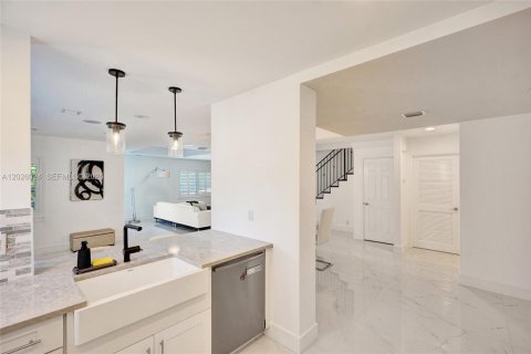 Touwnhouse à vendre à Fort Lauderdale, Floride: 3 chambres, 253.81 m2 № 2351417 - photo 10