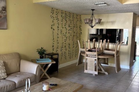 Townhouse in Tamarac, Florida 2 bedrooms, 103.12 sq.m. № 2288831 - photo 15