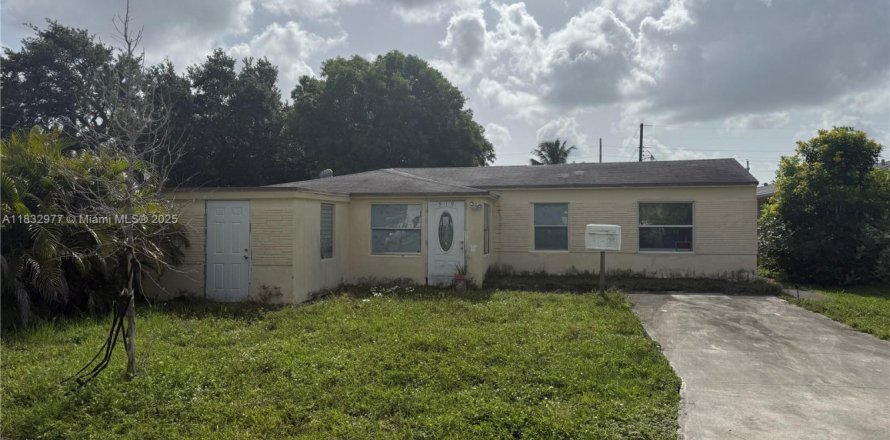 House in Hollywood, Florida 2 bedrooms, 83.89 sq.m. № 1814096