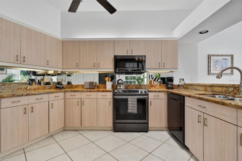 House in Sarasota, Florida 3 bedrooms, 221.01 sq.m. № 2403691 - photo 11