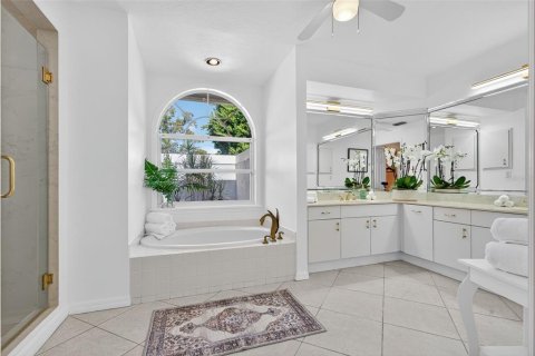 House in Sarasota, Florida 3 bedrooms, 221.01 sq.m. № 2403691 - photo 18