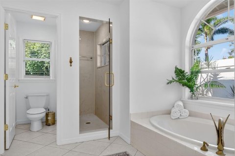 House in Sarasota, Florida 3 bedrooms, 221.01 sq.m. № 2403691 - photo 20