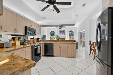 House in Sarasota, Florida 3 bedrooms, 221.01 sq.m. № 2403691 - photo 10