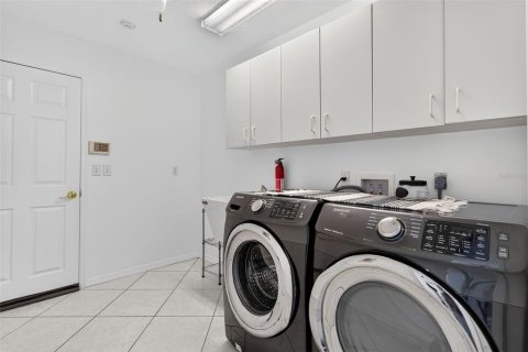 House in Sarasota, Florida 3 bedrooms, 221.01 sq.m. № 2403691 - photo 21