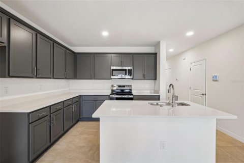 Townhouse in Zephyrhills, Florida 3 bedrooms, 146.14 sq.m. № 2231465 - photo 3