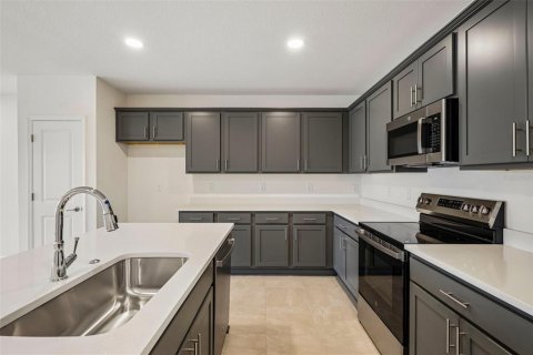 Townhouse in Zephyrhills, Florida 3 bedrooms, 146.14 sq.m. № 2231465 - photo 7