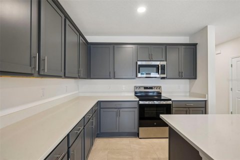 Townhouse in Zephyrhills, Florida 3 bedrooms, 146.14 sq.m. № 2231465 - photo 6