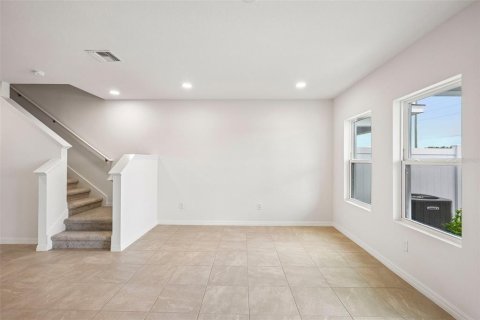 Townhouse in Zephyrhills, Florida 3 bedrooms, 146.14 sq.m. № 2231465 - photo 10