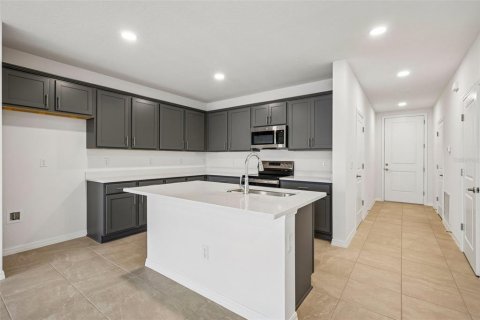 Townhouse in Zephyrhills, Florida 3 bedrooms, 146.14 sq.m. № 2231465 - photo 4