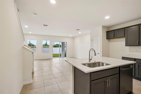 Townhouse in Zephyrhills, Florida 3 bedrooms, 146.14 sq.m. № 2231465 - photo 5