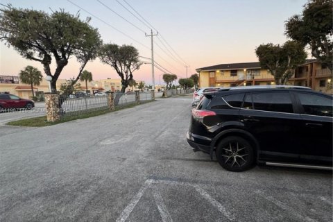 Condo in Opa-locka, Florida, 2 bedrooms  № 2046511 - photo 2