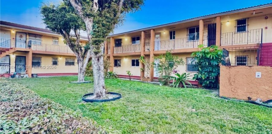 Condo in Opa-locka, Florida, 2 bedrooms  № 2046511