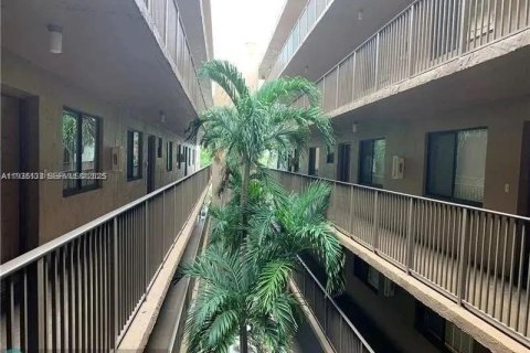 Condominio en venta en North Lauderdale, Florida, 2 dormitorios, 125.42 m2 № 1993601 - foto 2