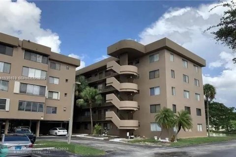 Condominio en venta en North Lauderdale, Florida, 2 dormitorios, 125.42 m2 № 1993601 - foto 1