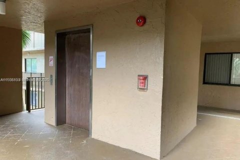 Condominio en venta en North Lauderdale, Florida, 2 dormitorios, 125.42 m2 № 1993601 - foto 21