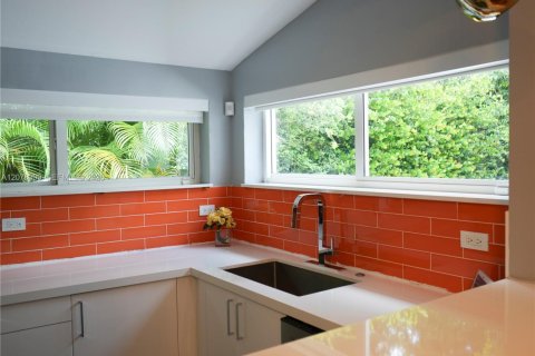 House in Biscayne Park, Florida 3 bedrooms № 2323791 - photo 9