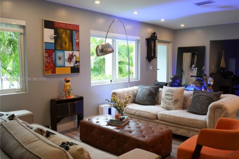 House in Biscayne Park, Florida 3 bedrooms № 2323791 - photo 5
