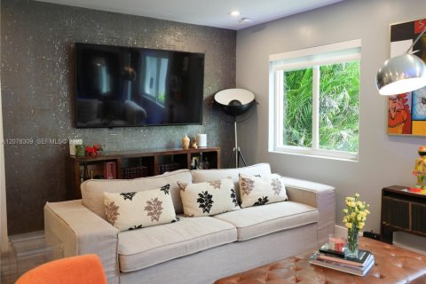 House in Biscayne Park, Florida 3 bedrooms № 2323791 - photo 6