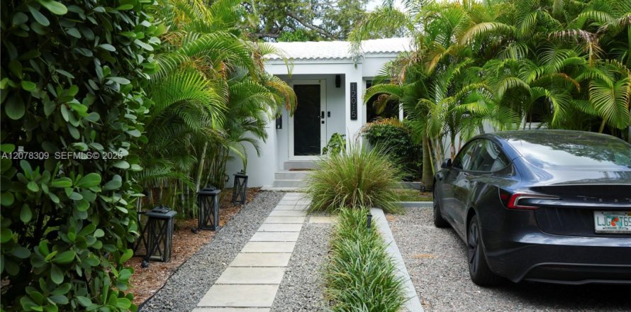 House in Biscayne Park, Florida 3 bedrooms № 2323791