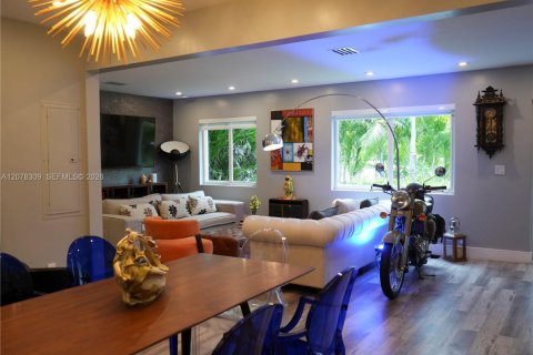 House in Biscayne Park, Florida 3 bedrooms № 2323791 - photo 3