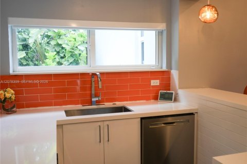 House in Biscayne Park, Florida 3 bedrooms № 2323791 - photo 17