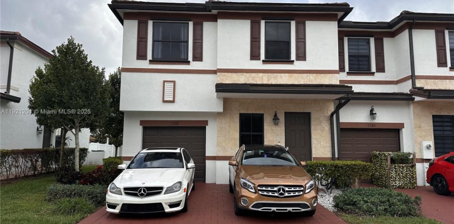 Townhouse in Hialeah, Florida 4 bedrooms, 177.26 sq.m. № 1976326