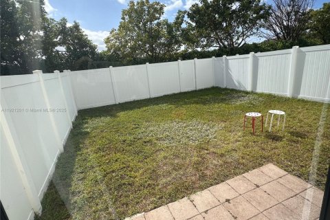 Townhouse in Hialeah, Florida 4 bedrooms, 177.26 sq.m. № 1976326 - photo 17