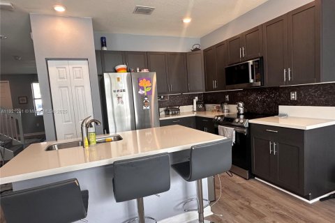 Townhouse in Hialeah, Florida 4 bedrooms, 177.26 sq.m. № 1976326 - photo 13
