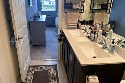 Townhouse in Hialeah, Florida 4 bedrooms, 177.26 sq.m. № 1976326 - photo 25