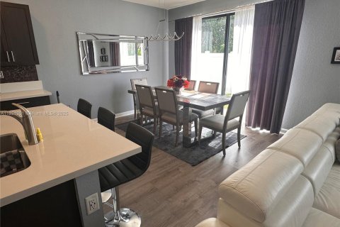 Townhouse in Hialeah, Florida 4 bedrooms, 177.26 sq.m. № 1976326 - photo 15