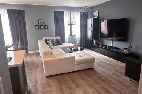 Townhouse in Hialeah, Florida 4 bedrooms, 177.26 sq.m. № 1976326 - photo 9