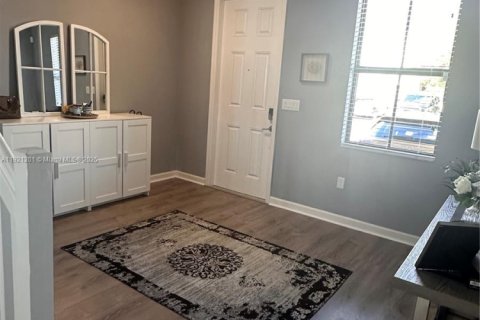 Townhouse in Hialeah, Florida 4 bedrooms, 177.26 sq.m. № 1976326 - photo 4