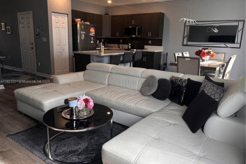 Townhouse in Hialeah, Florida 4 bedrooms, 177.26 sq.m. № 1976326 - photo 10