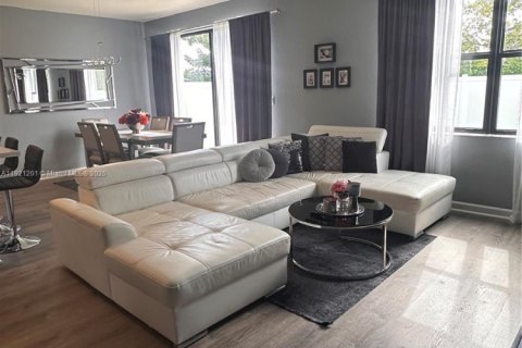 Townhouse in Hialeah, Florida 4 bedrooms, 177.26 sq.m. № 1976326 - photo 12