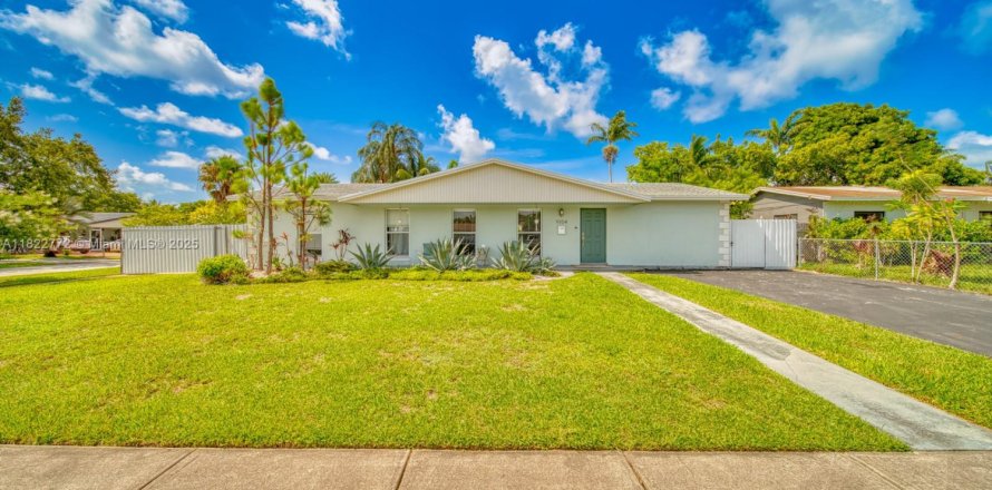 House in Palmetto Bay, Florida 3 bedrooms, 153.01 sq.m. № 1788940