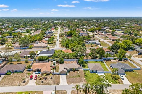 House in Spring Hill, Florida 3 bedrooms, 159.98 sq.m. № 2151785 - photo 20