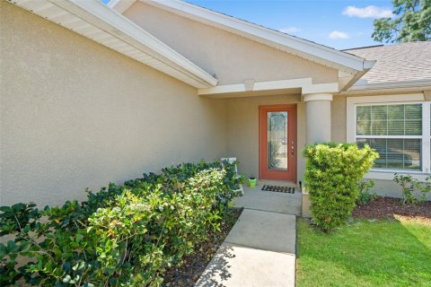 House in Spring Hill, Florida 3 bedrooms, 159.98 sq.m. № 2151785 - photo 2