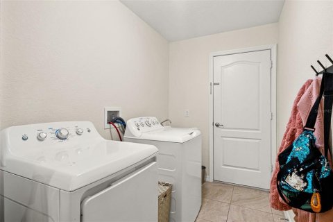 House in Spring Hill, Florida 3 bedrooms, 159.98 sq.m. № 2151785 - photo 14