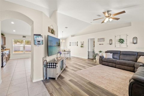 House in Spring Hill, Florida 3 bedrooms, 159.98 sq.m. № 2151785 - photo 4