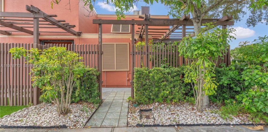 Casa en Pembroke Pines, Florida 2 dormitorios, 122.45 m2 № 2040579