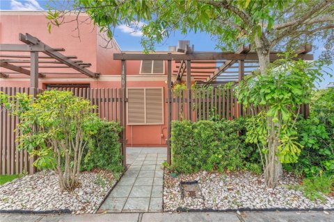 Casa en venta en Pembroke Pines, Florida, 2 dormitorios, 122.45 m2 № 2040579 - foto 2