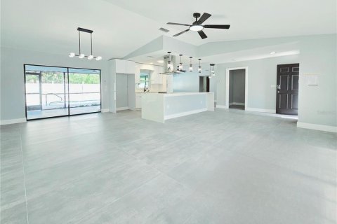 House in Port Charlotte, Florida 3 bedrooms, 160.72 sq.m. № 1910360 - photo 7