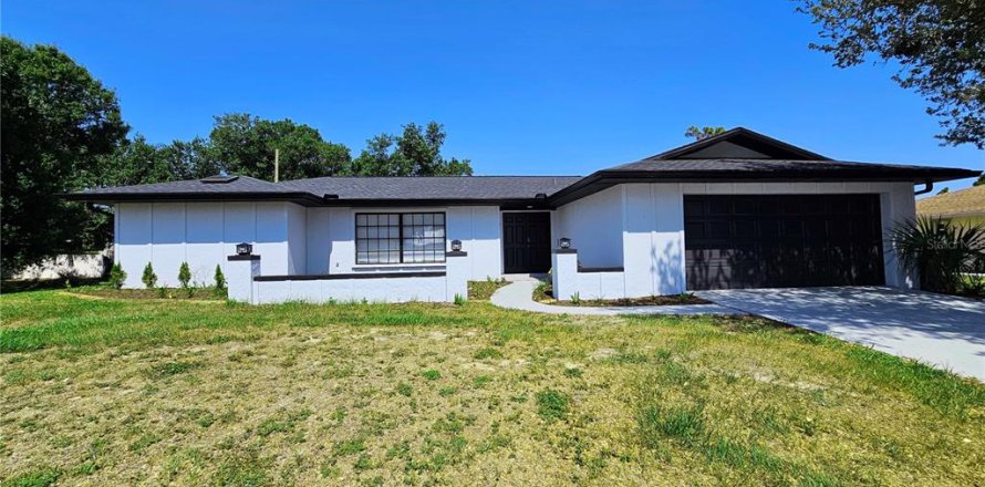 House in Port Charlotte, Florida 3 bedrooms, 160.72 sq.m. № 1910360