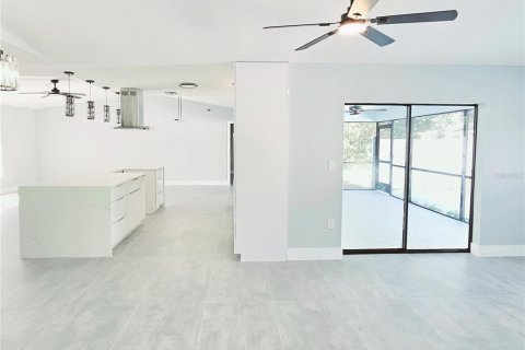 House in Port Charlotte, Florida 3 bedrooms, 160.72 sq.m. № 1910360 - photo 10
