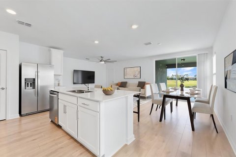 House in Wildwood, Florida 4 bedrooms, 146.79 sq.m. № 2200659 - photo 2