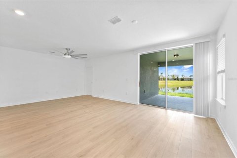 House in Wildwood, Florida 4 bedrooms, 146.79 sq.m. № 2200659 - photo 5